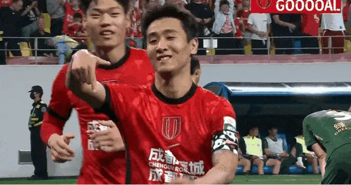 即嗨体育登录入口-打崩了！贺一然助攻，韦世豪无人盯防破门，蓉城3-0浙江